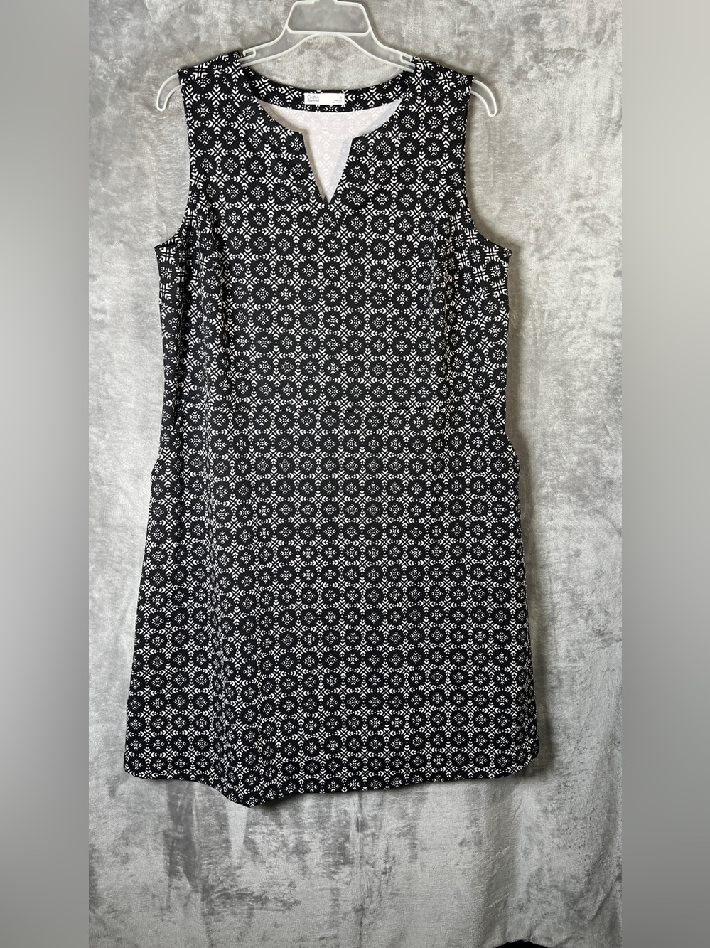croft & barrow Black and White Sleeveless Notch-Neck Shift Dress